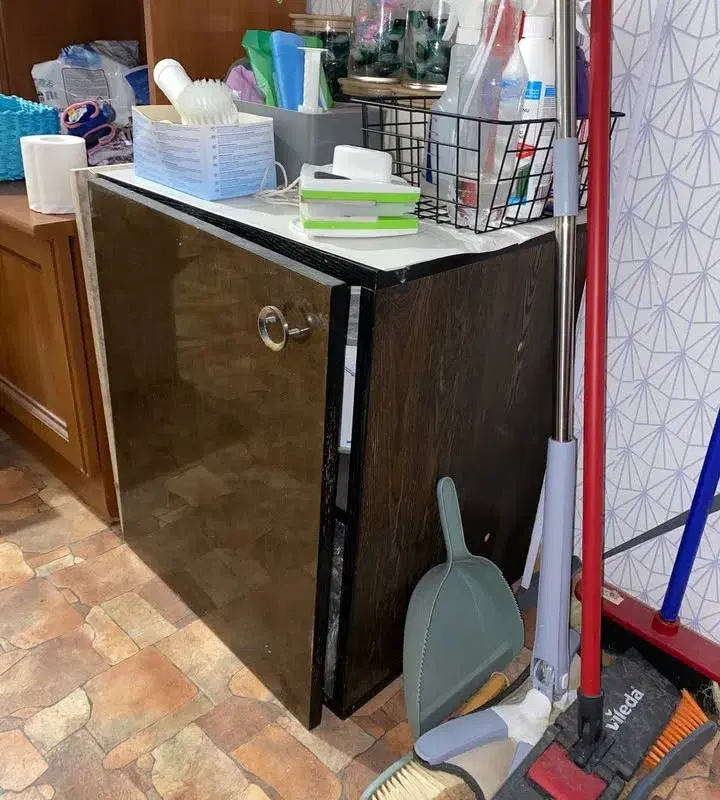 Väike kapp riiulite ja pudeliavajaga / Small cabinet with shelves and bottle opener