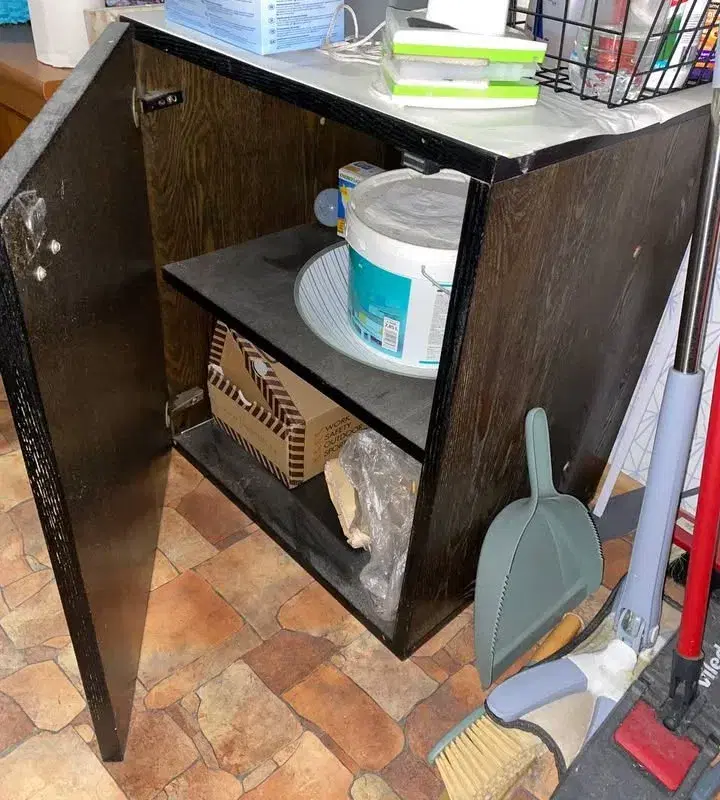 Väike kapp riiulite ja pudeliavajaga / Small cabinet with shelves and bottle opener