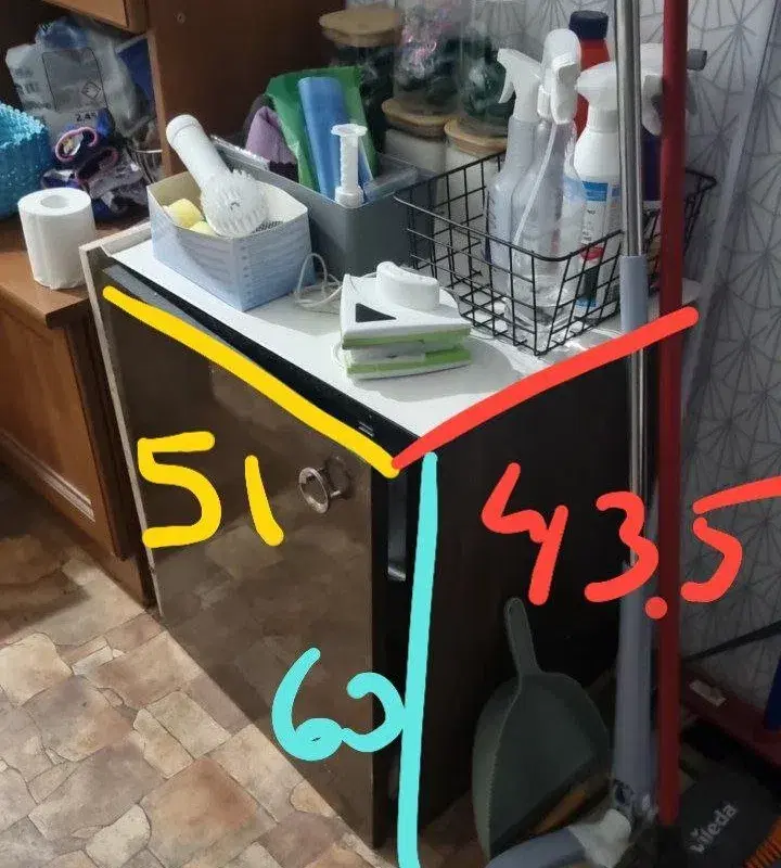 Väike kapp riiulite ja pudeliavajaga / Small cabinet with shelves and bottle opener