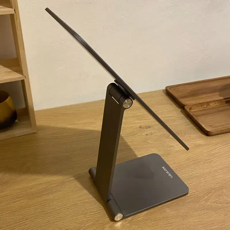 Magnetiline alus iPadile / Magnetic stand for iPad Lululook