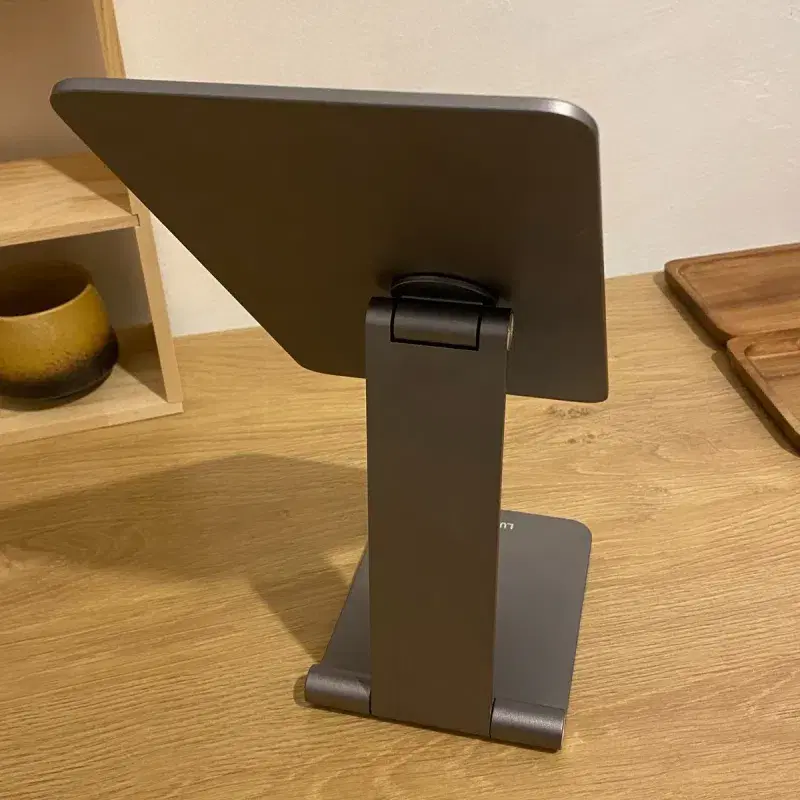 Magnetiline alus iPadile / Magnetic stand for iPad Lululook